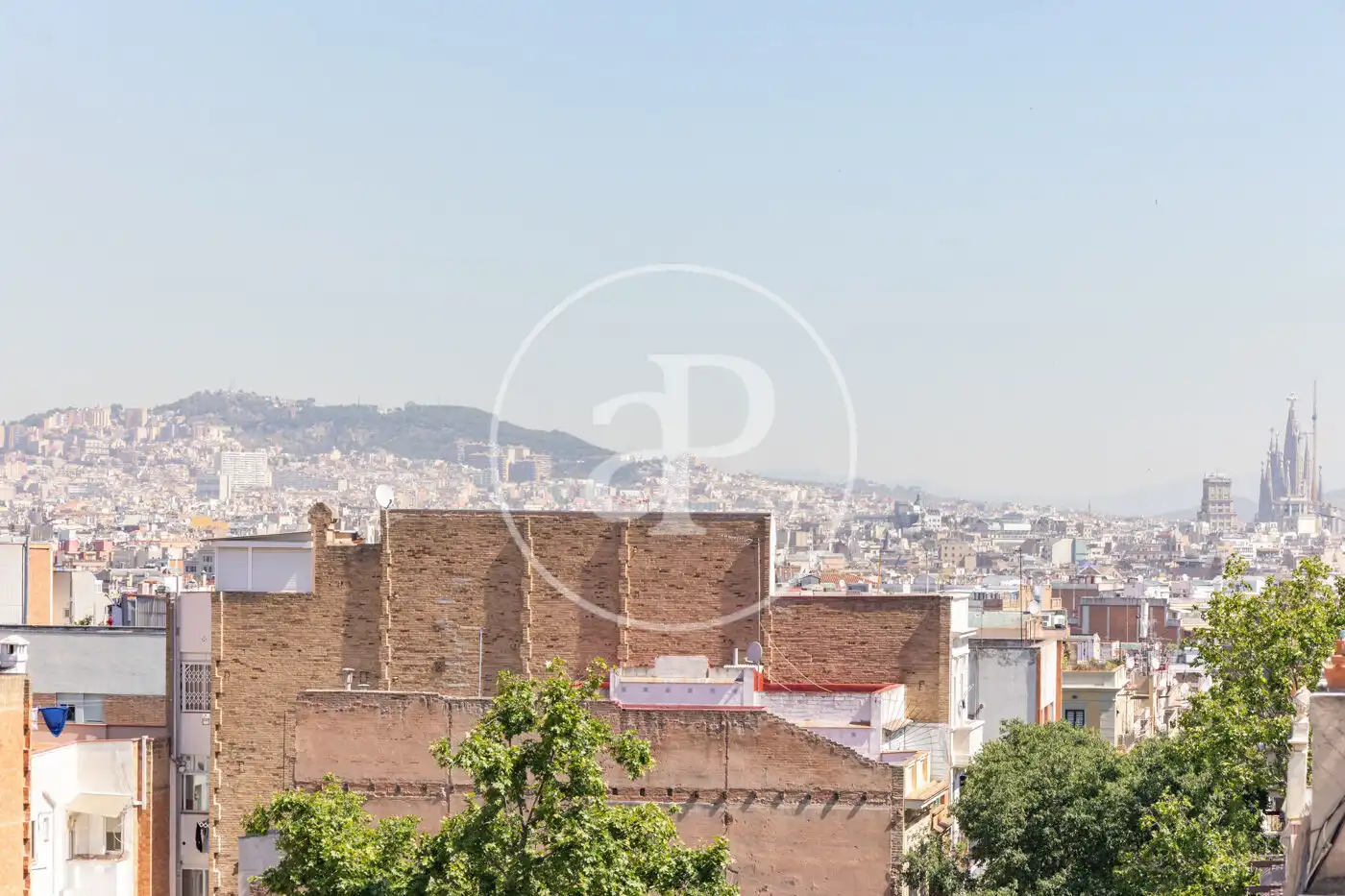 Außenansicht von Wohnung zum Verkauf in Barcelona mit Klimaanlage, Heizung und Privatgarten