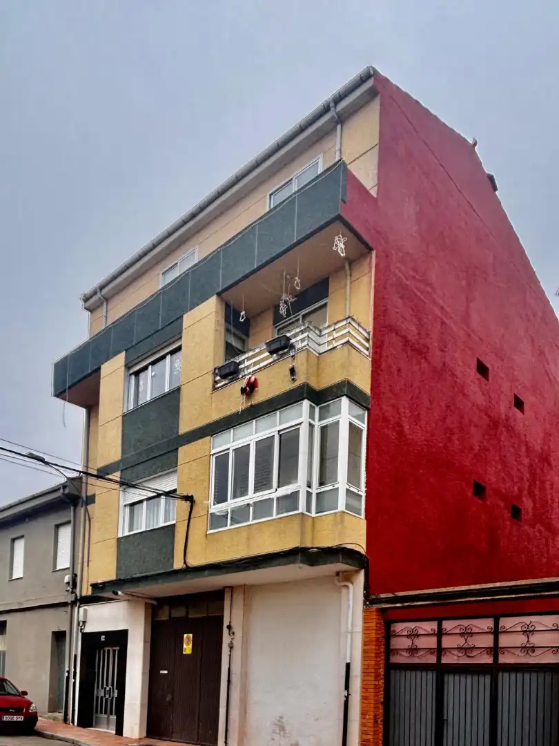 Vista exterior de Pis en venda en La Bañeza  amb Calefacció, Parquet i Terrassa
