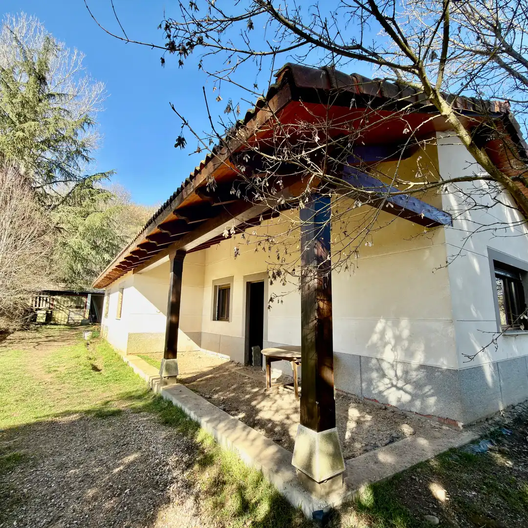 Vista exterior de Casa o xalet en venda en Garrafe de Torío amb Jardí privat i Traster