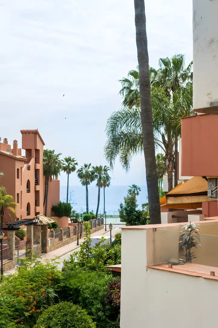 Außenansicht von Einfamilien-Reihenhaus zum Verkauf in Estepona mit Klimaanlage, Privatgarten und Terrasse