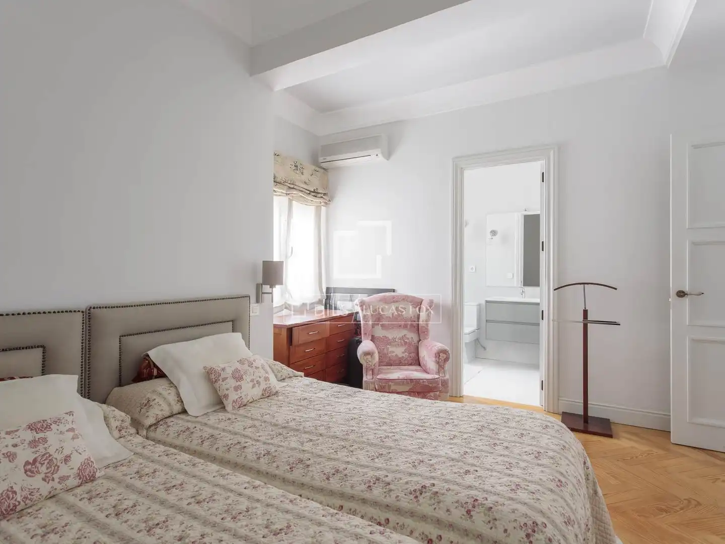 Bedroom of Attic for rent in Madrid  with Air Conditioner, Heating and Parquet flooring