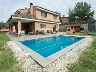 Villa con piscina in vendita a Bigues i Riells del Fai
