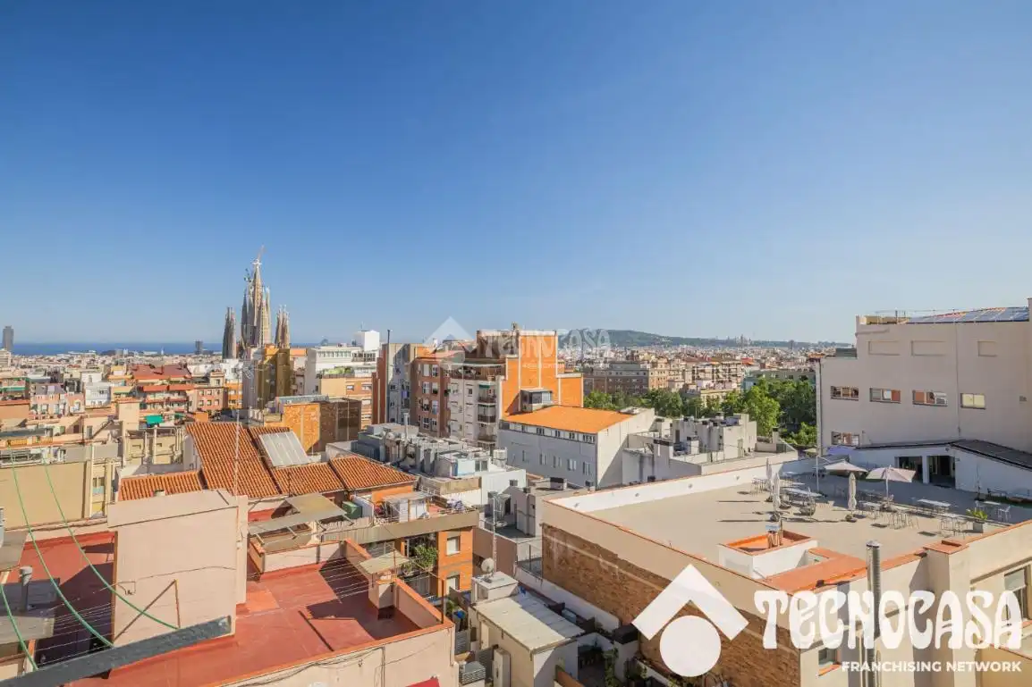 Vista exterior de Àtic en venda en Barcelona amb Aire condicionat i Balcó