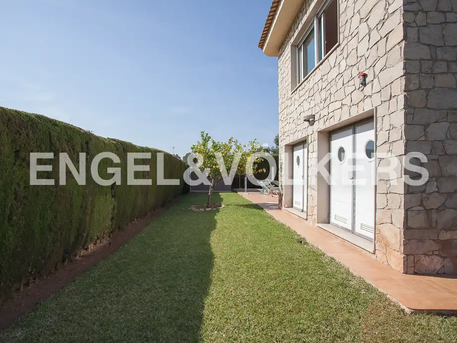 Vista exterior de Casa o chalet en venta en Serra con Calefacción, Jardín privado y Trastero