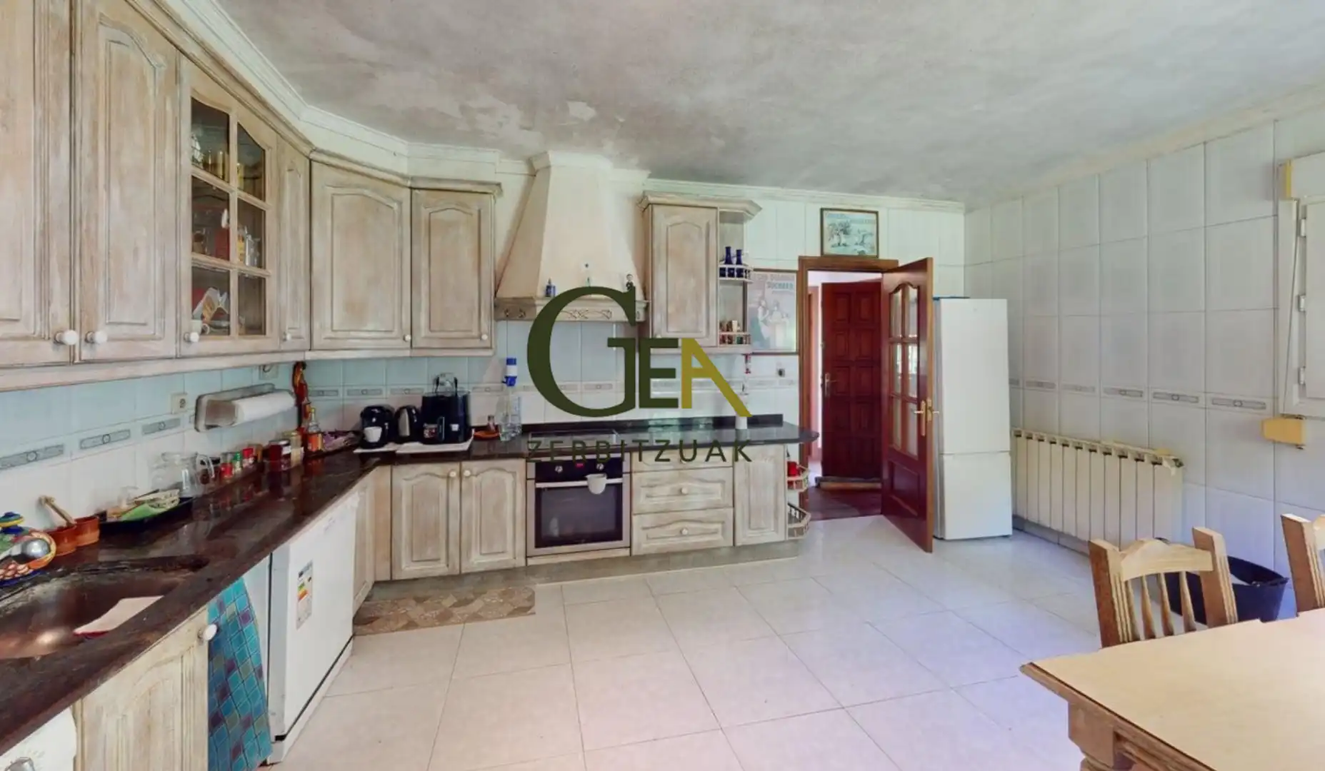 Küche von Einfamilien-Reihenhaus zum Verkauf in Alkiza mit Heizung, Privatgarten und Terrasse