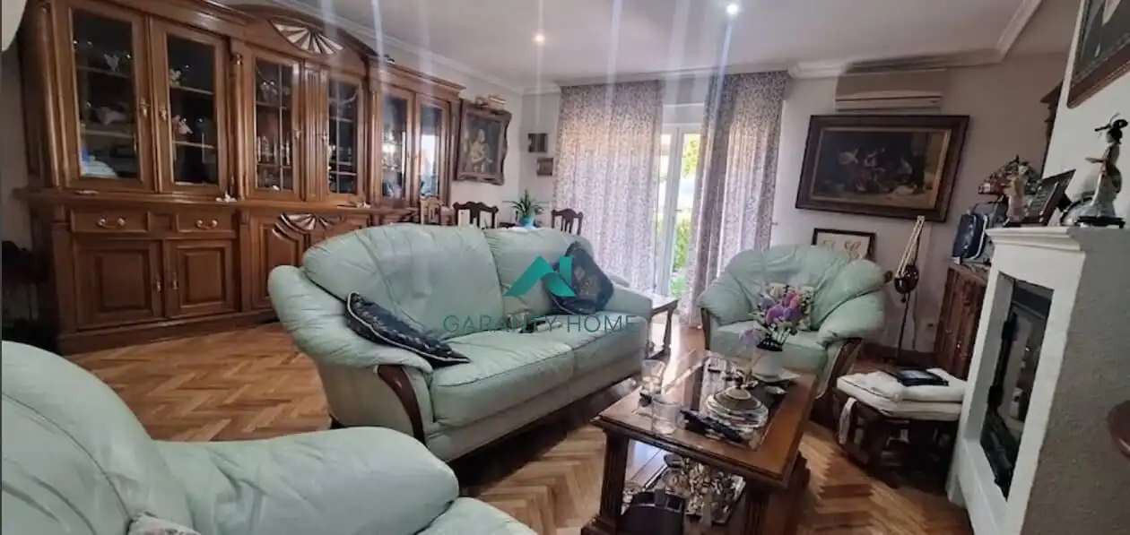 Sala d'estar de Casa adosada en venda en Las Rozas de Madrid amb Aire condicionat, Calefacció i Jardí privat