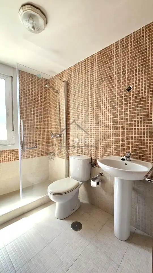 Badezimmer von Wohnung zum Verkauf in Narón mit Heizung, Abstellraum und Möbliert