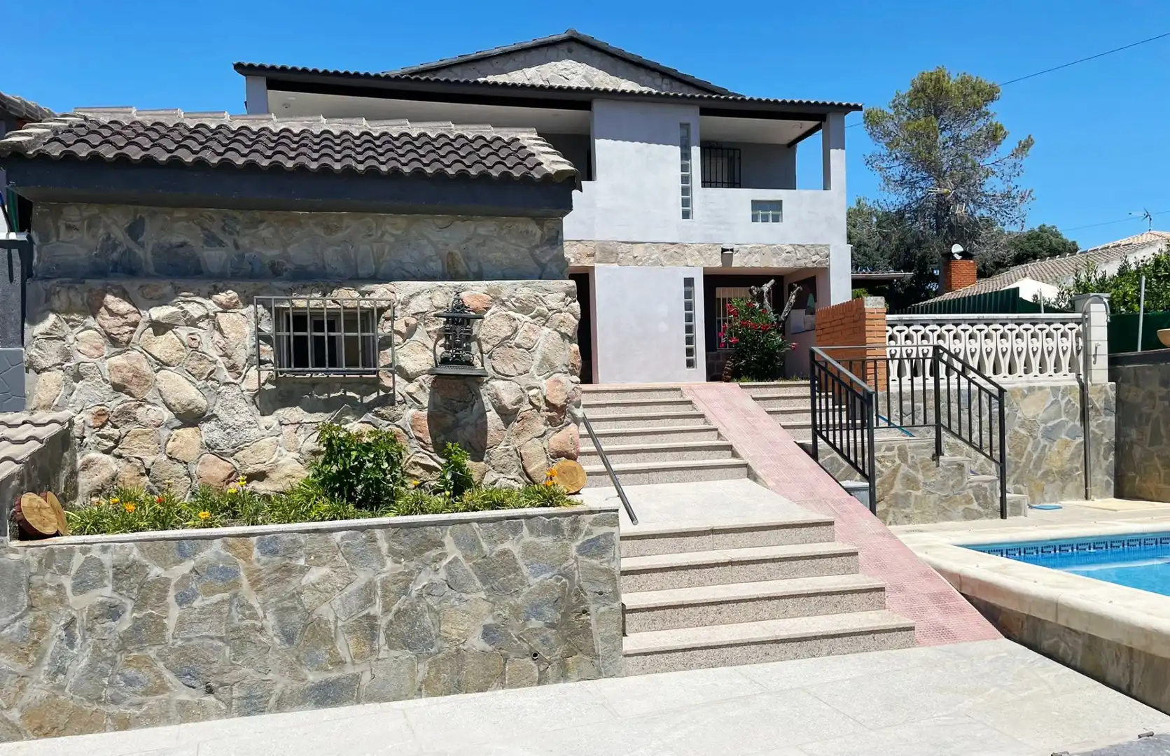 Vista exterior de Casa o xalet en venda en Santa Cruz del Retamar amb Calefacció, Jardí privat i Terrassa