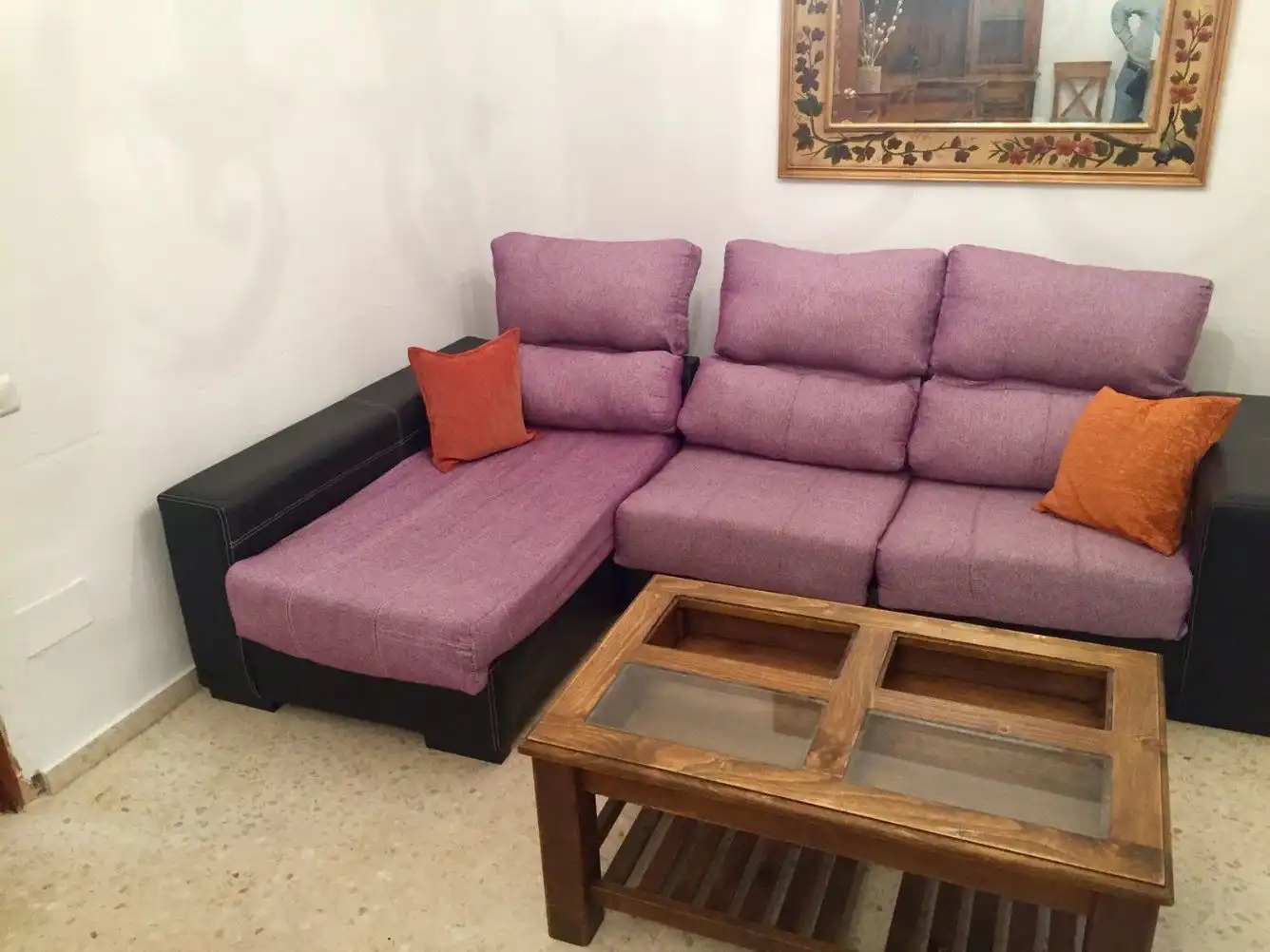 Sala d'estar de Casa adosada de lloguer en Algeciras amb Aire condicionat, Traster i Moblat