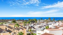 Vista exterior de Àtic en venda en Estepona amb Aire condicionat, Terrassa i Piscina