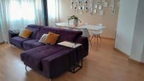 Sala d'estar de Pis en venda en Yecla amb Aire condicionat i Terrassa
