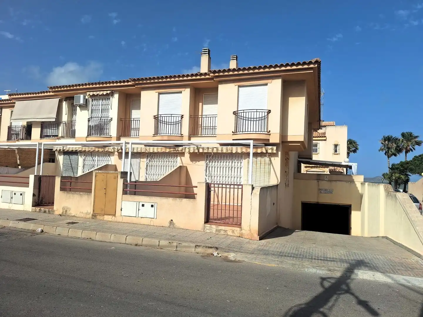 Vista exterior de Casa adosada en venda en Cartagena amb Terrassa i Traster