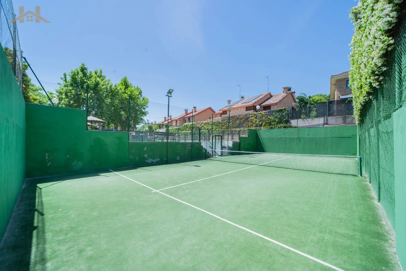 Außenansicht von Einfamilien-Reihenhaus zum Verkauf in Boadilla del Monte mit Heizung, Privatgarten und Abstellraum
