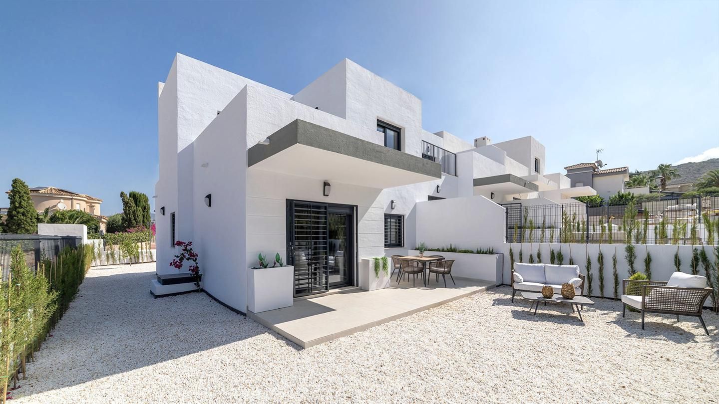 Vista exterior de Casa o xalet en venda en Busot amb Aire condicionat, Jardí privat i Terrassa