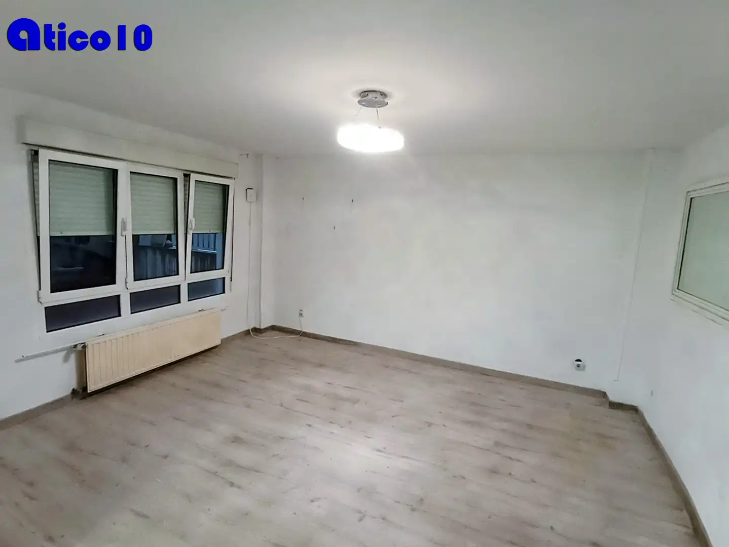 Sala d'estar de Oficina en venda en Oviedo  amb Calefacció