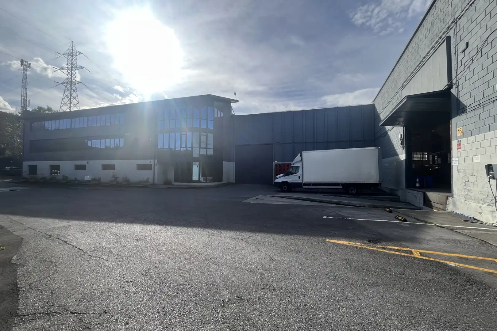 Außenansicht von Fabrikhallen zur Miete in Arrankudiaga / Zollo mit Heizung und Alarm