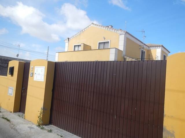 Casa adosada en Venta en C/ Ecija en Monteolivete - Camino Sevilla