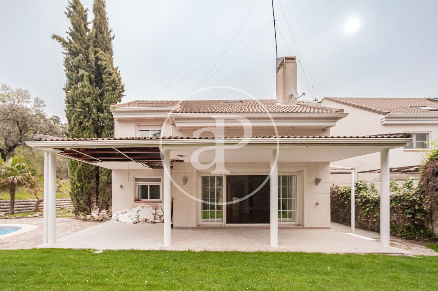Vista exterior de Casa o xalet de lloguer en Las Rozas de Madrid amb Aire condicionat, Calefacció i Jardí privat