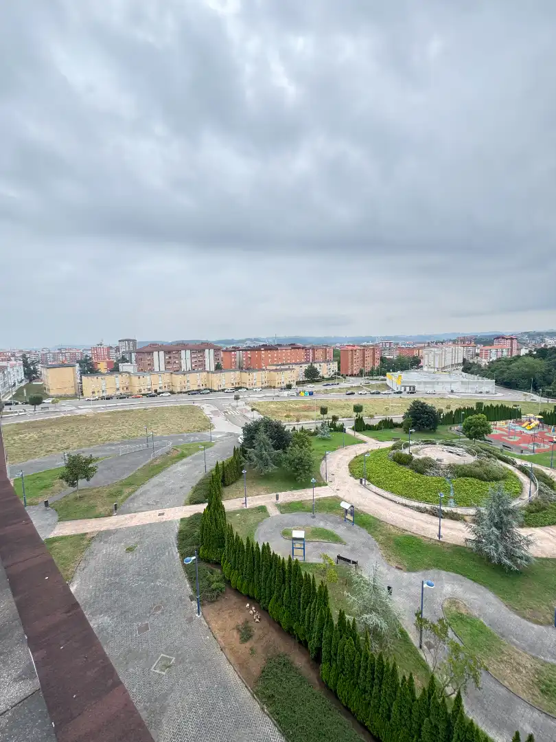 Vista exterior de Ático en venta en Avilés con Calefacción, Parquet y Terraza