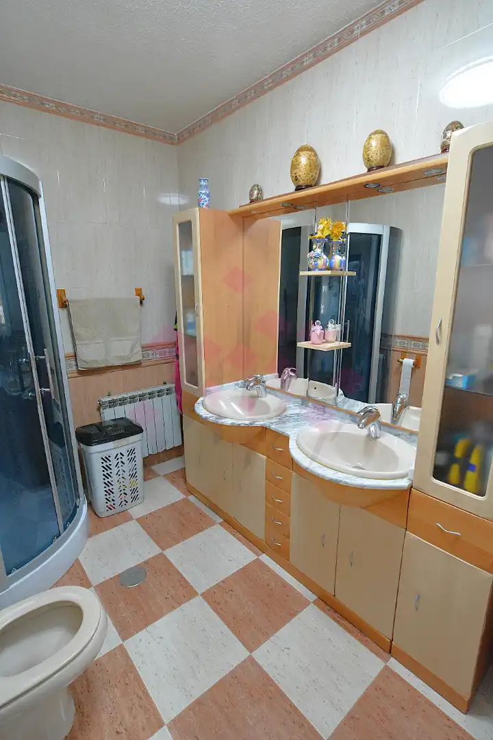 Bany de Casa o xalet en venda en Ciudad Real amb Aire condicionat, Calefacció i Jardí privat