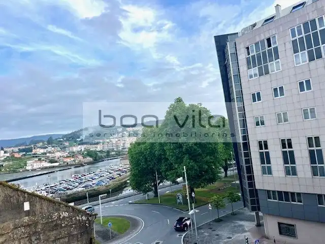 Außenansicht von Wohnung zum Verkauf in Pontevedra Capital  mit Heizung, Parkett und Abstellraum