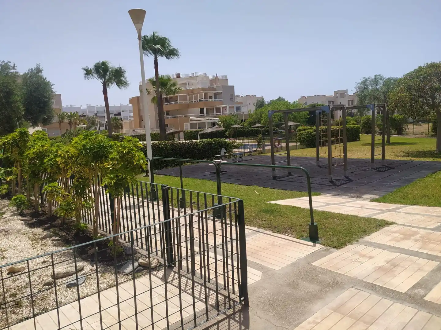 Wohnung zur Miete in Almería mit Klimaanlage, Privatgarten und Möbliert