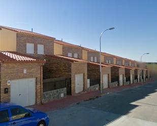 Vista exterior de Casa adosada en venda en El Casar de Escalona amb Jardí privat i Terrassa