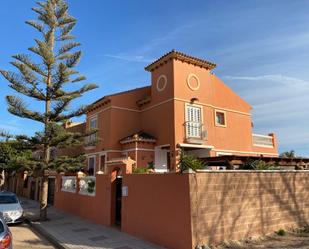 Vista exterior de Casa o xalet en venda en Torremolinos amb Terrassa i Piscina
