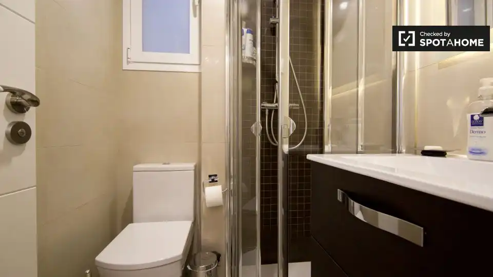 Bathroom of Study for share in Madrid  with Air Conditioner, Heating and Terrace