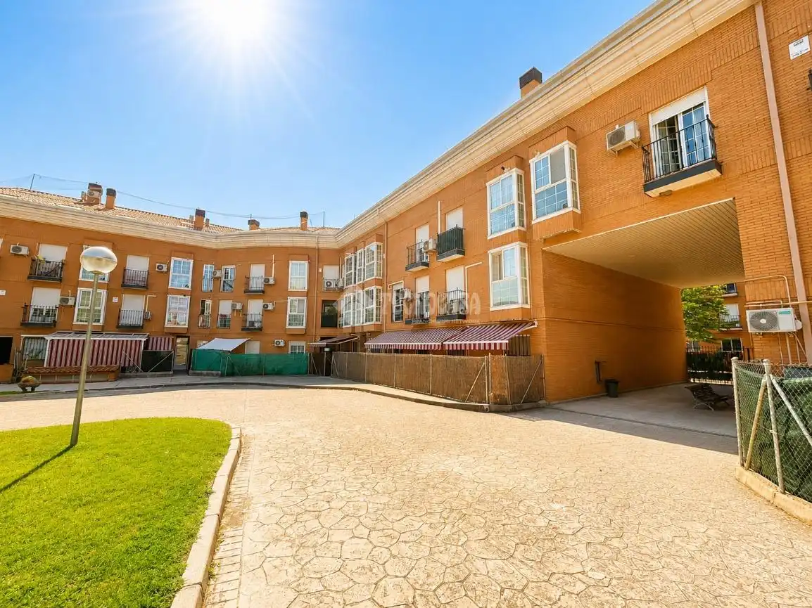 Vista exterior de Pis en venda en Griñón amb Calefacció i Terrassa