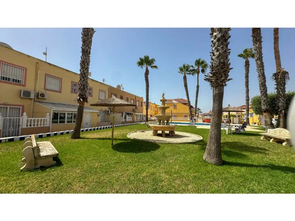 Vista exterior de Casa o xalet en venda en Orihuela amb Aire condicionat, Jardí privat i Terrassa