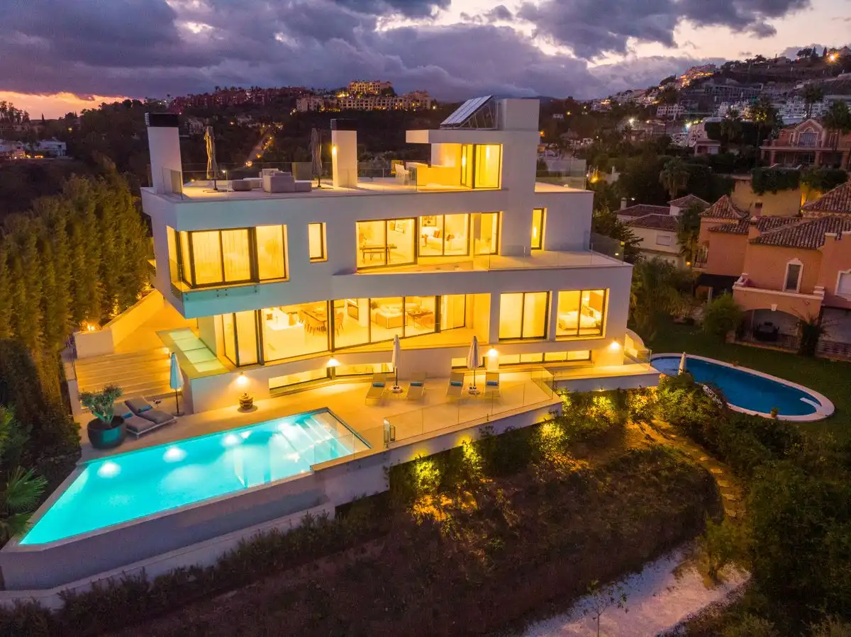 Vista exterior de Casa o xalet en venda en Benahavís amb Aire condicionat, Terrassa i Piscina