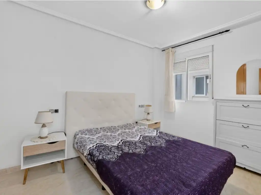 Dormitori de Apartament en venda en Torrevieja amb Piscina comunitària