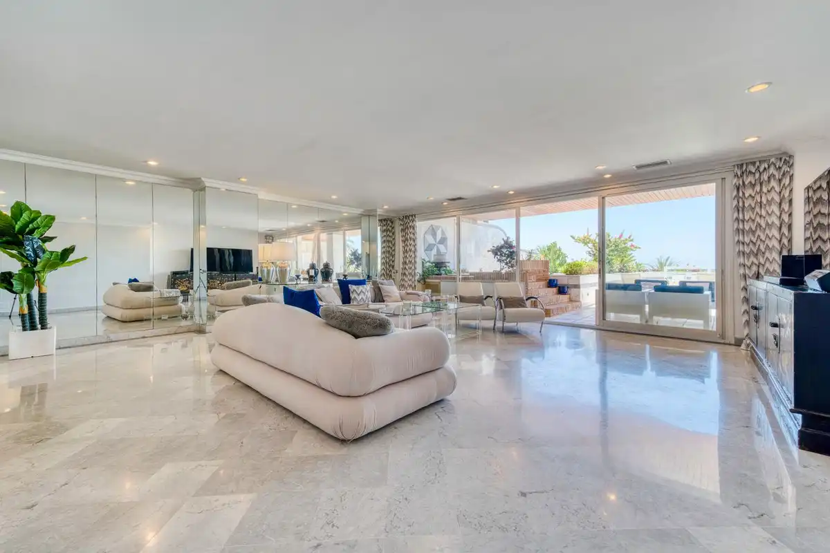 Sala d'estar de Apartament en venda en Marbella amb Aire condicionat, Terrassa i Traster