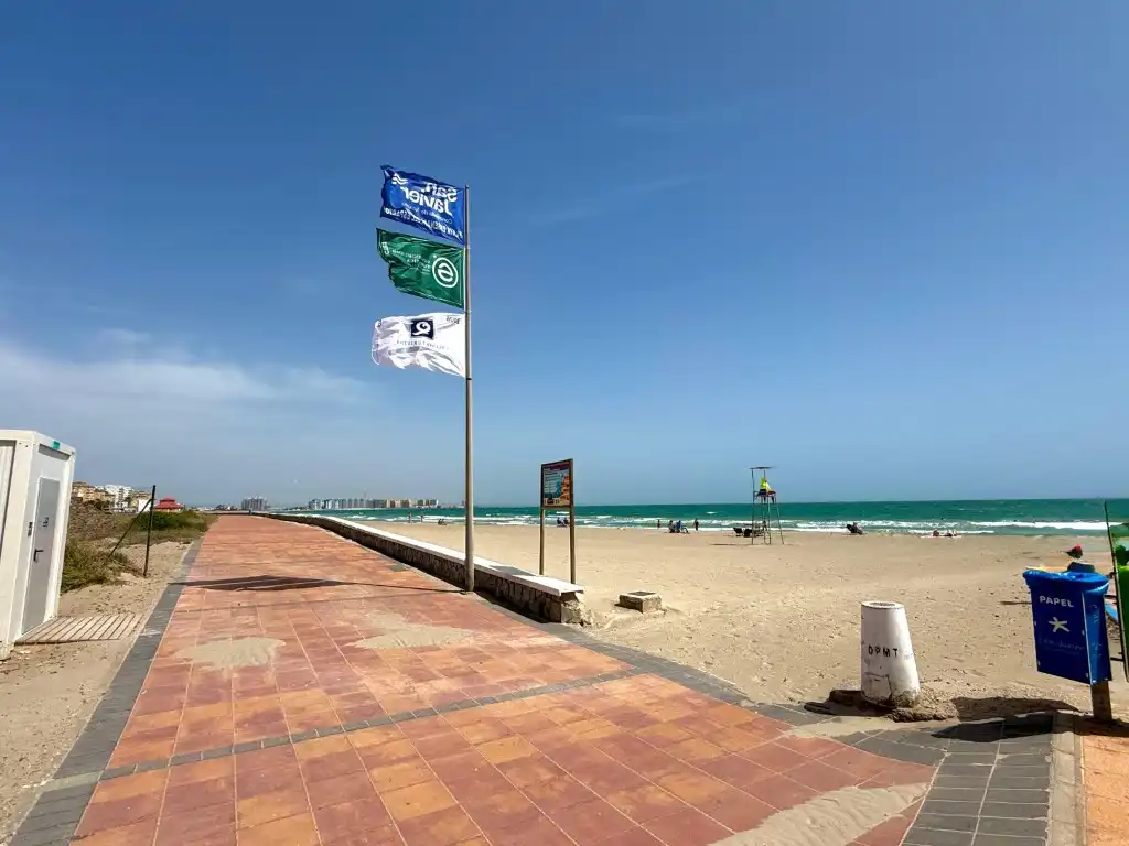 Vista exterior de Garatge en venda en La Manga del Mar Menor