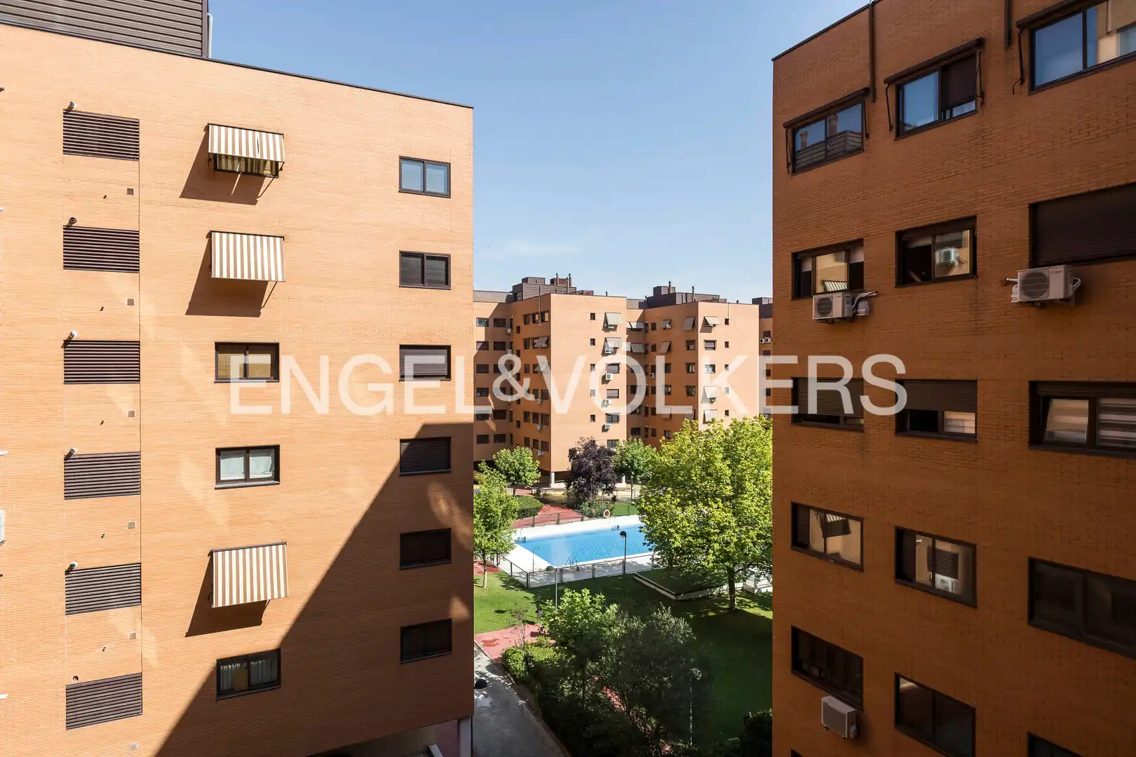 Vista exterior de Pis en venda en Madrid amb Aire condicionat, Calefacció i Jardí privat