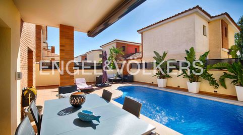 Moderna casa con piscina y pequeño jardín