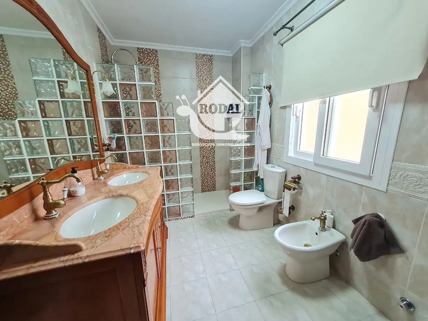 Badezimmer von Einfamilien-Reihenhaus zum Verkauf in Huércal de Almería mit Klimaanlage, Heizung und Terrasse