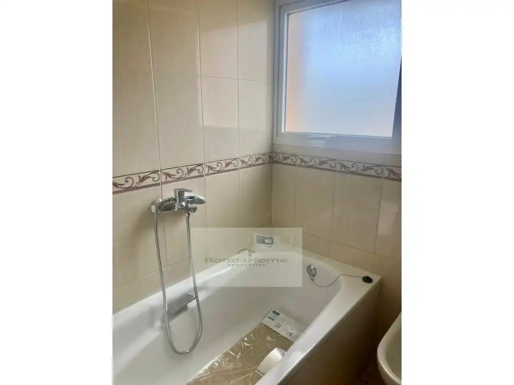 Bathroom of Flat for rent in Torremolinos