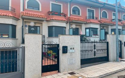 Vista exterior de Casa adosada en venda en Valverde de la Virgen amb Calefacció, Jardí privat i Parquet