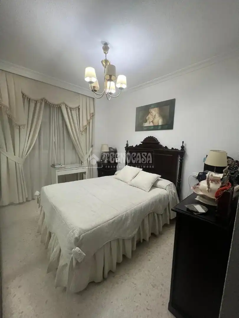 Bedroom of Flat for sale in Sevilla  with Air Conditioner, Heating and Storage room
