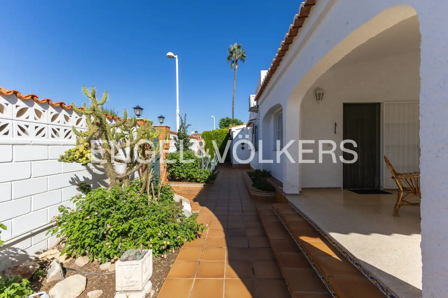 Vista exterior de Casa o xalet en venda en Sagunto / Sagunt amb Aire condicionat, Calefacció i Jardí privat