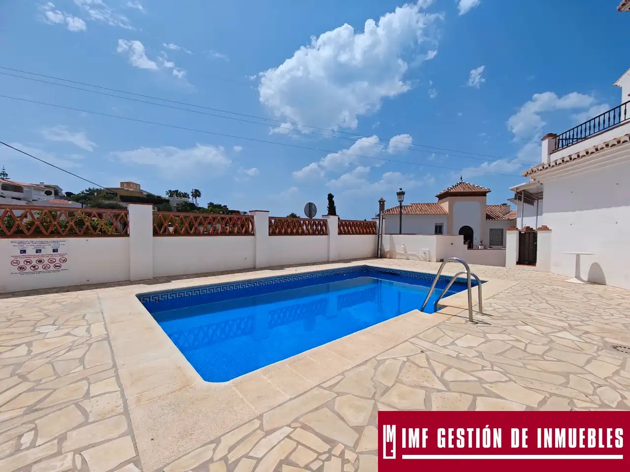 Vista exterior de Casa o chalet en venta en Nerja con Jardín privado, Terraza y Piscina comunitaria