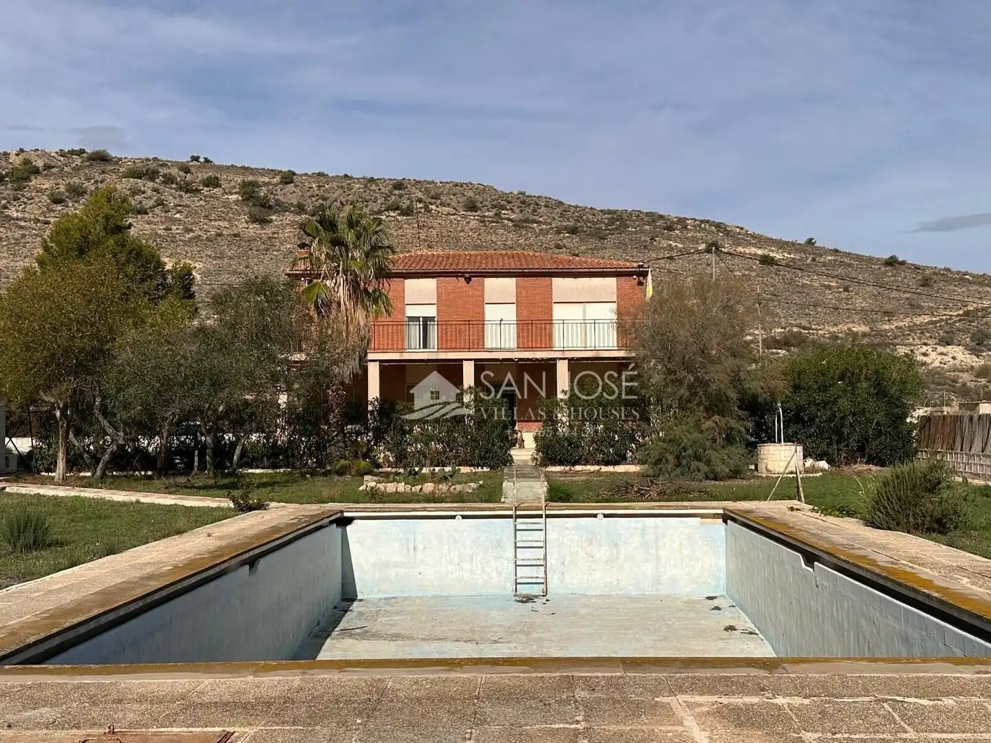 Detached house with pool for sale in Aspe Centro