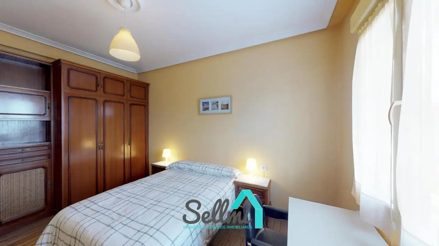 Bedroom of Flat for rent in Oviedo   with Heating, Parquet flooring and Furnished