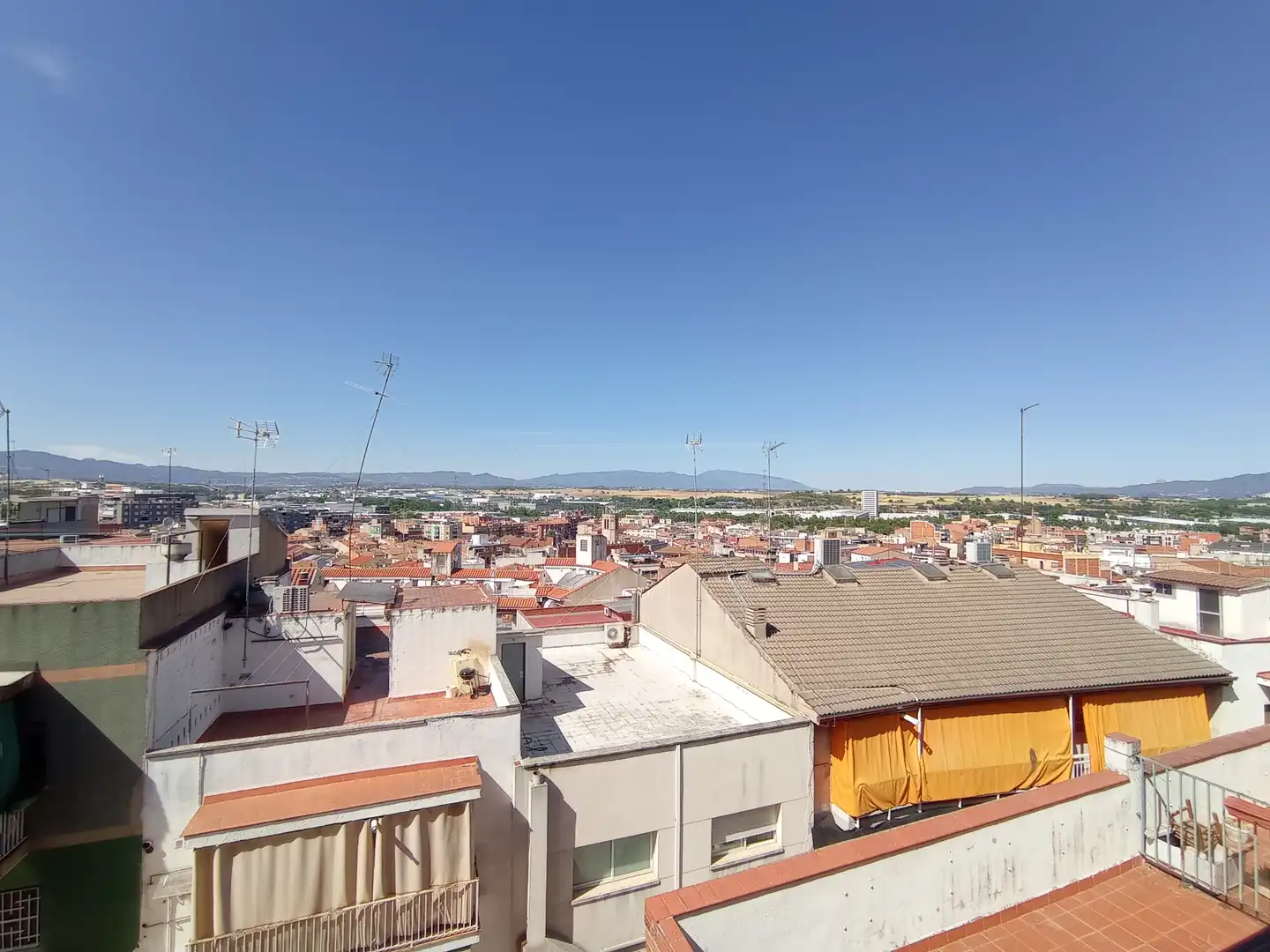 Außenansicht von Einfamilien-Reihenhaus zum Verkauf in Santa Perpètua de Mogoda mit Klimaanlage, Heizung und Terrasse