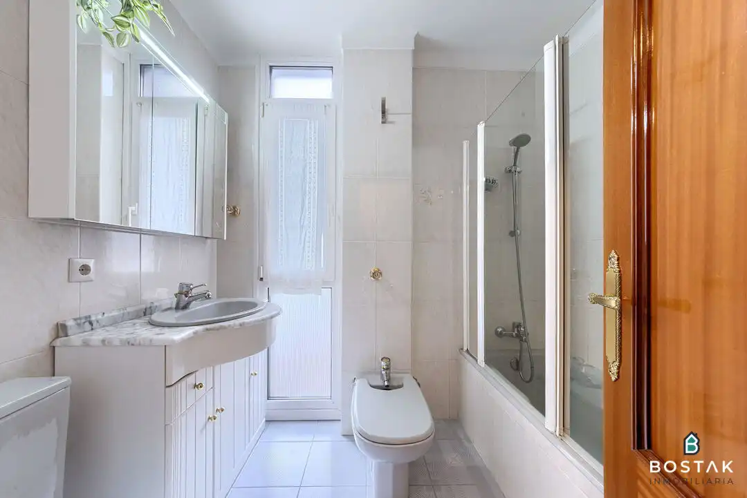 Baño de Piso en venta en Bilbao  con Calefacción, Trastero y Amueblado