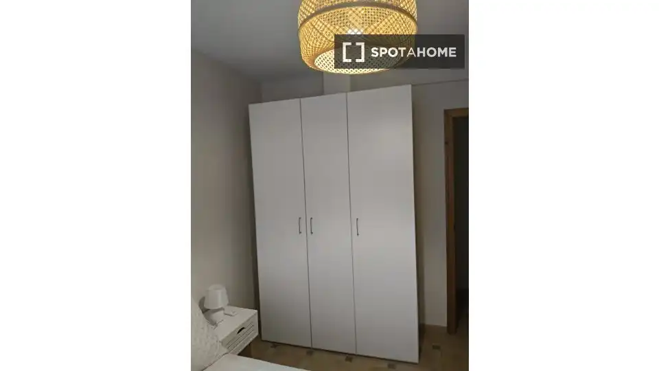 Dormitori de Apartament per a compartir en Córdoba amb Aire condicionat, Terrassa i Moblat