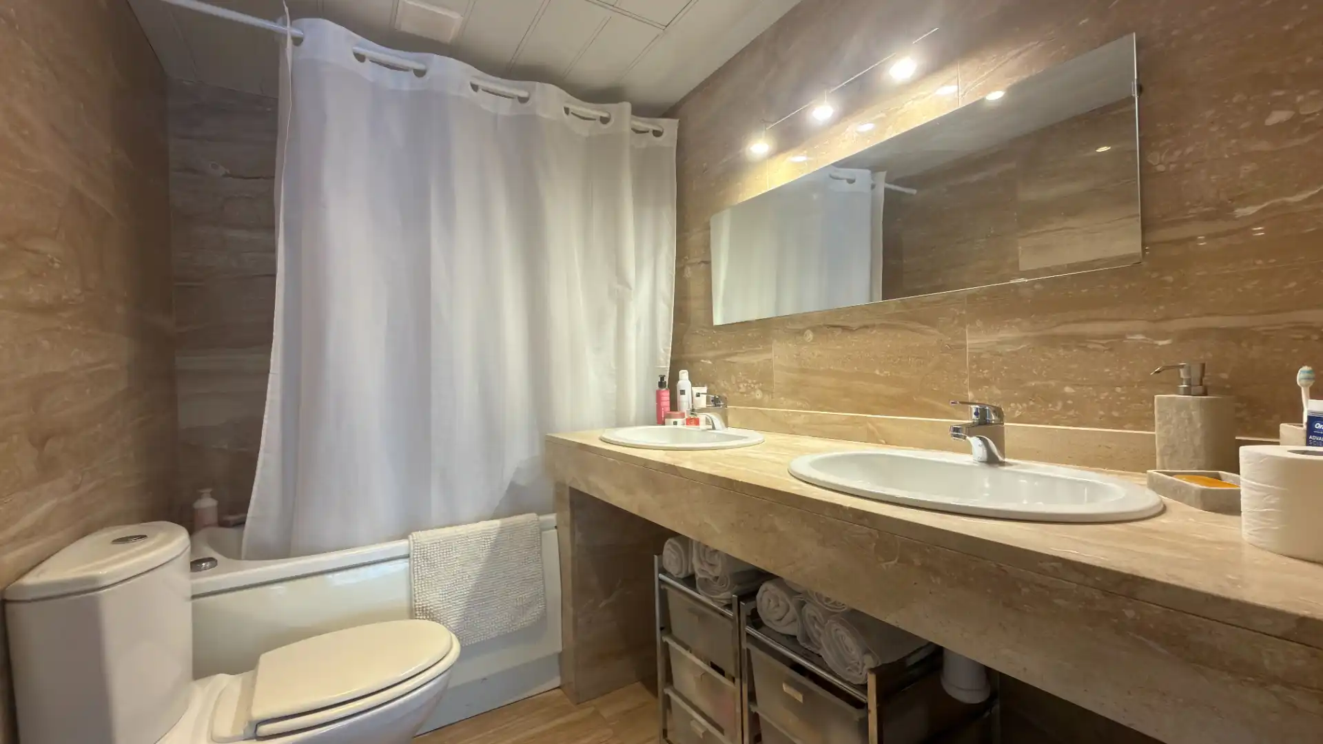 Bathroom of Flat for sale in Terrassa  with Air Conditioner, Heating and Parquet flooring