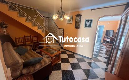 Sala d'estar de Casa adosada en venda en Dos Hermanas amb Aire condicionat i Balcó